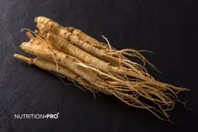 Radici di ginseng su sfondo scuro. Attenzione: il ginseng fa male al cuore se consumato in eccesso.